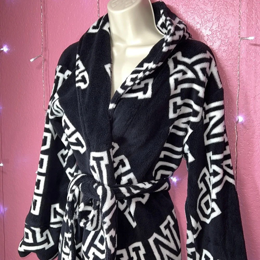 VS Pink Robe - Picture 2 of 4